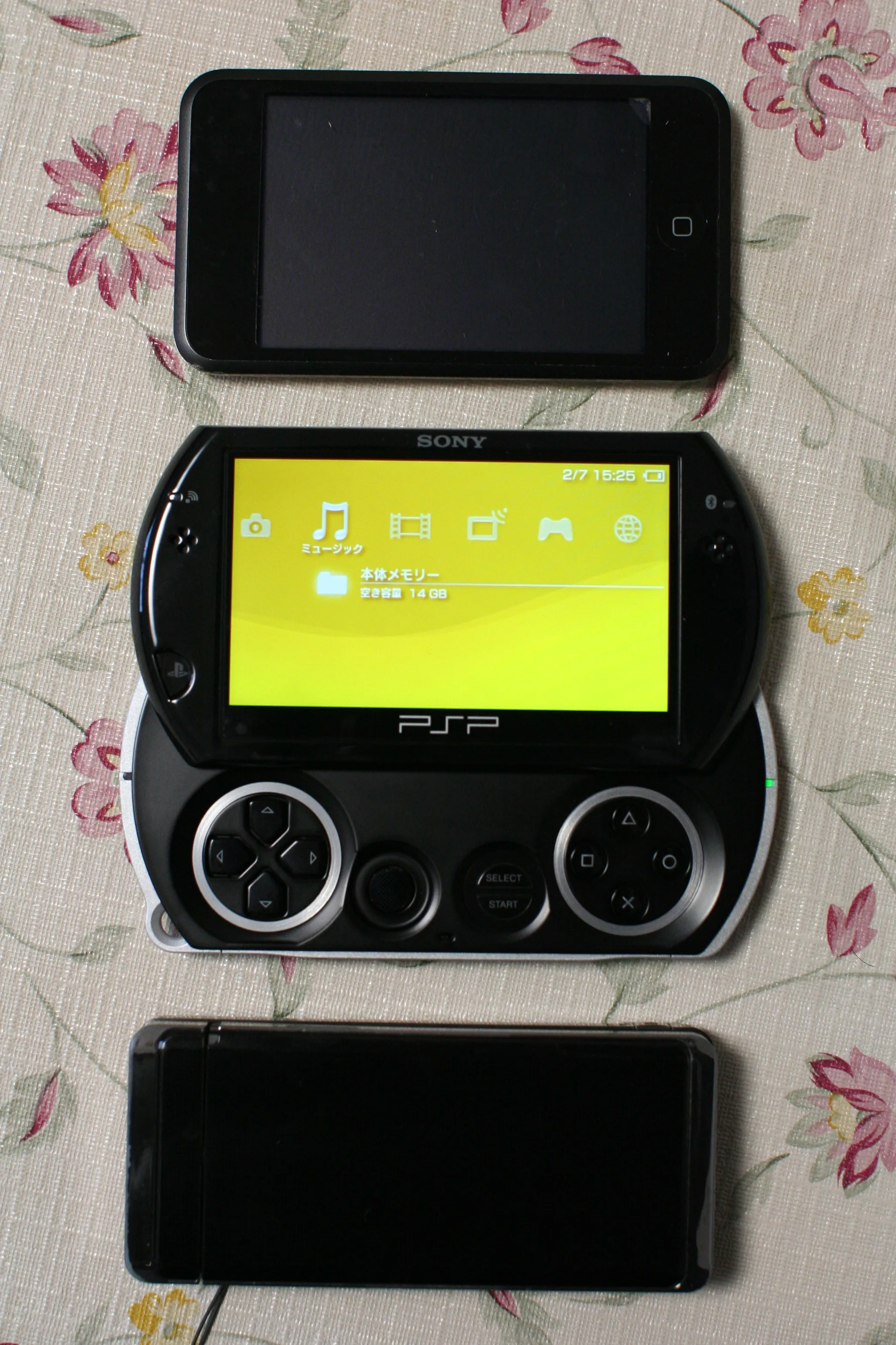 PSP go / iPod touch / SH906i PSP go / iPod touch / SH906i