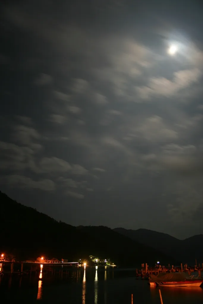 moon on the lake (1)