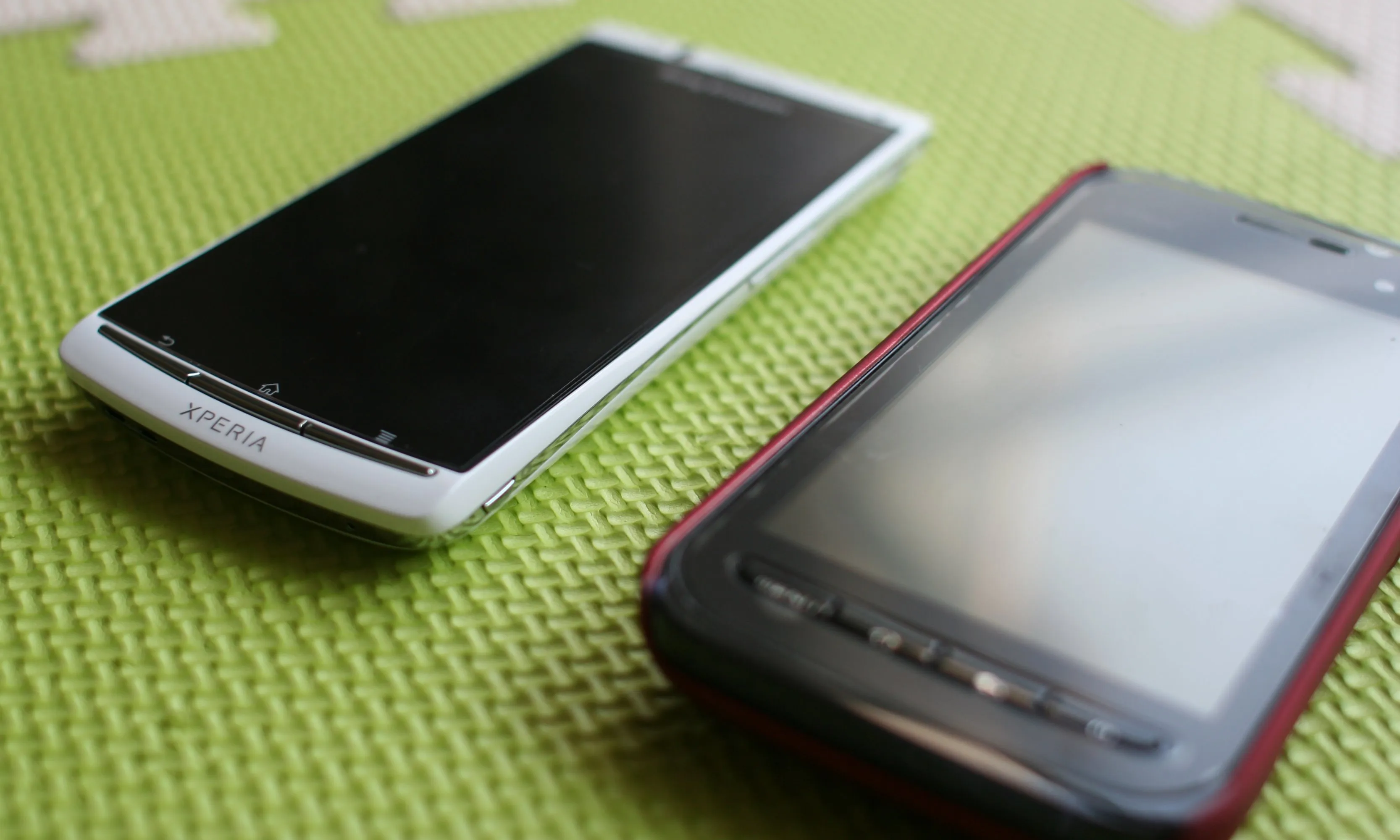 XPERIA acro XPERIA acro