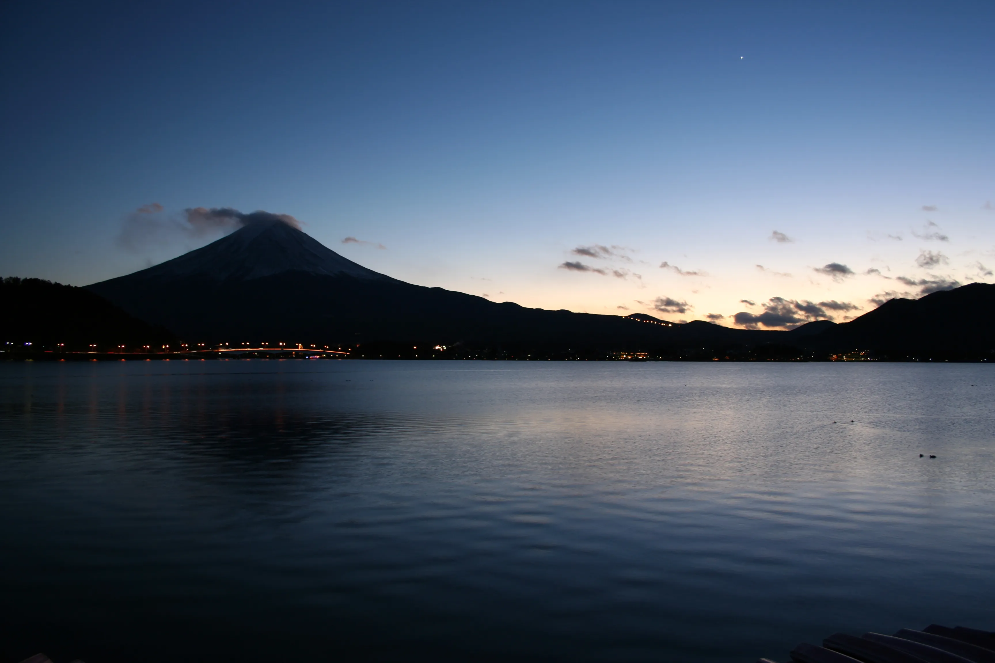河口湖と富士山 (Lake Kawaguchi-ko with Mt. Fuji) 河口湖と富士山 (Lake Kawaguchi-ko with Mt. Fuji)